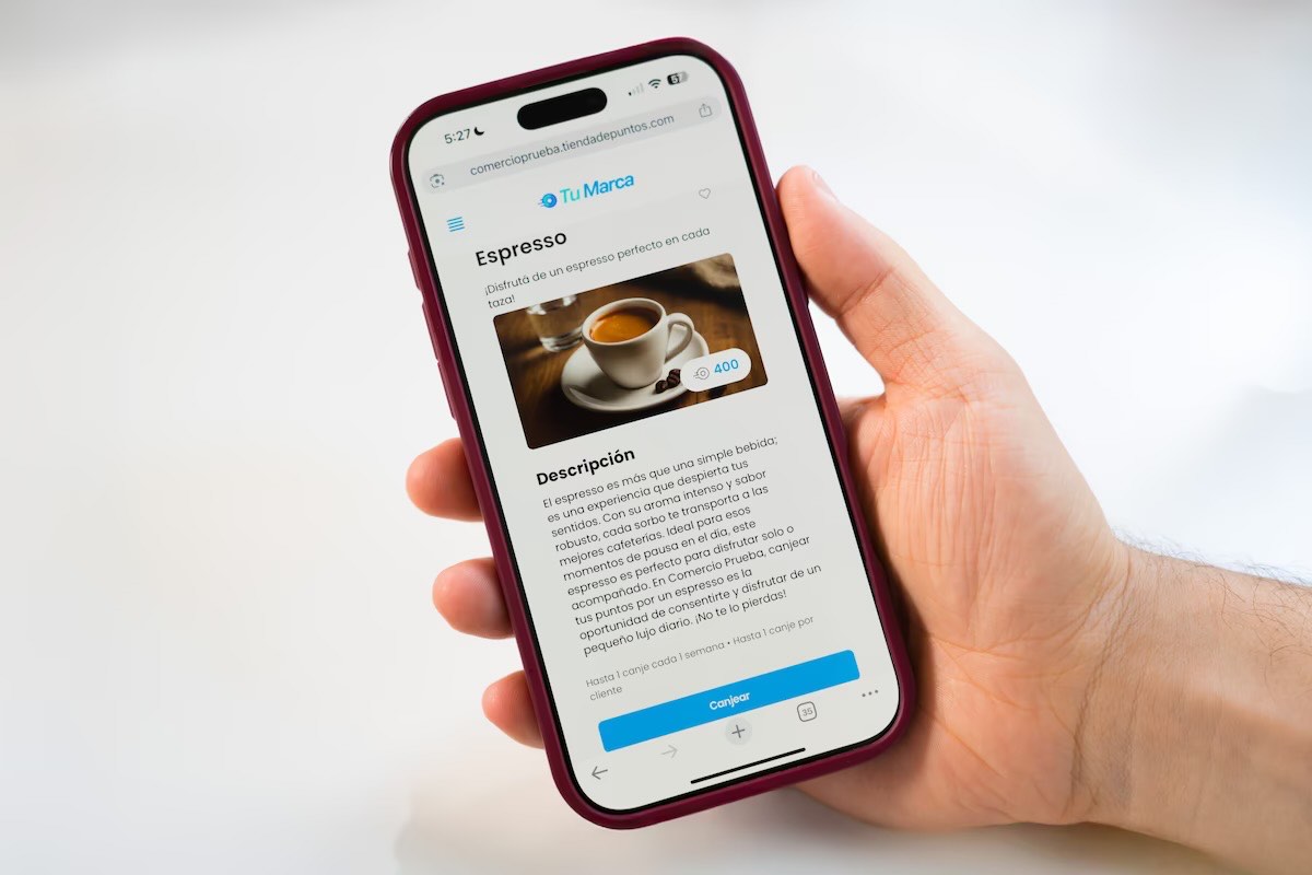 Un cliente canjeando un premio desde el celular